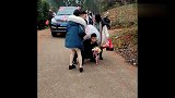新郎抱着新娘，伴郎成了“人肉垫背”，伴郎豁出去了！