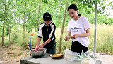 秋妹和姐姐做蒸饺，皮包馅多，配上四川红油蘸水，两蒸笼不够吃