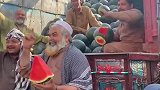 巴基斯坦西瓜批发市场为了抢客户只能上十八般武艺才艺秀，也太内卷了吧！