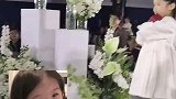 婚礼上小花童跳舞送戒指，新娘和花童做同样的舞蹈动作