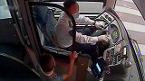 5岁男孩被爸爸落在公交上打电话求助妈妈遭拒：孩子跟他爸一起呢