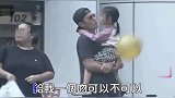 霍建华化身宠女狂魔，抱女儿上街一路亲不停，小海豚颜值太惊艳！