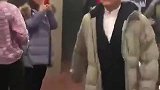 吴京用屁股帮跟拍关车门，吴京：达咩！不要打扰我工作