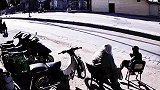 小子反应敏捷，捡回一条命