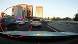 北京一男子开车插队逆行变道撞上警车 网友：这是道送分题