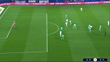 下半场补时第2分钟里昂球员埃卡姆比射门-绝佳机会打偏