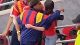 实拍西班牙4-0沙特赛后亚马尔和女友在看台亲亲