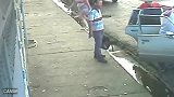 女子被三个混混指手画脚，男友上前理论，最后才知道什么叫霸气！