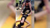小姐姐这个动作是练啥呢？教练都不敢看了
