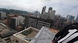 玩的就是心跳年轻小哥在高楼上跑酷，失误一步就完蛋了