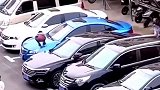 让人恼火的熊孩子，蹦到五菱蹦不动了，家里赔钱去吧