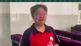 女生上声乐课，一吸气，结果把苍蝇给吸进去了