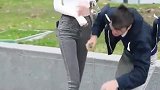 遇上了难缠的臭弟弟，还想动手动脚，给我听好了，姐没空陪你玩