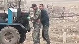 两大爷齐用力，将拖拉机打着火