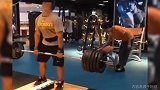 保洁大妈化身健身房扫地僧？轻轻一抬杠铃 让肌肉壮汉颜面扫地