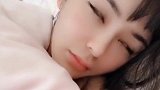 承受这个年纪本不该有的不快乐…