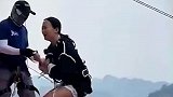 女生玩高空蹦极，撕心裂肺的吼叫