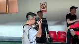回归球队首次公开亮相 于汉超竖起大拇指