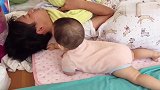 小宝宝叫爸爸起床，锲而不舍来回抠爸爸耳朵，爸爸痒的都要抓狂了