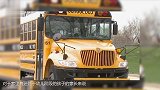 男子改装百万豪车 接儿子放学 却吓坏了儿子