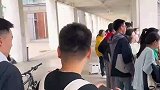 人和猫的本质是一样的，都爱看吵架