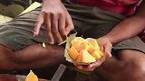 印度街边切木瓜，味道有点不一样，看到制作过程你还敢吃吗？