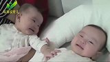 双胞胎弟弟看见哥哥在打嗝，接下来宝宝们笑声不断，画面萌化了