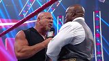 RAW第1471期：全能王羞辱高柏之子 战神怒不可遏送飞冲肩