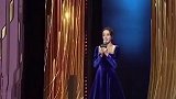 迪丽热巴蓝色丝绒长裙 这姐从不让人失望！美翻了！ ​