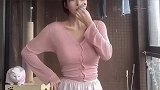 小姐姐在客厅玩累了，就到阳台自娱自乐了
