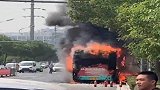 江苏苏州一公交车自燃：或因电池仓起火司机紧急疏散乘客无