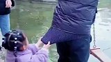 暖心小棉袄怕爸爸掉入水中拼命阻拦不让玩水上吊桥