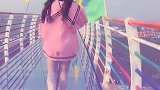 可爱型小姐姐走玻璃栈道的真实表现！