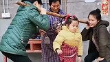 老人用杆秤给女孩称体重