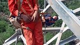 电力工人在50米高空中酣睡，网友：一定要注意安全