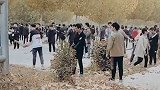 高校组织全校学生搬砖？校方：重新垒院墙 上月已完工