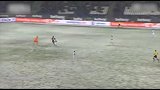 奇景!大雪阻挡球进门 绿茵场上什么都有可能
