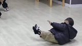 谁在背后偷袭我害我摔个屁股墩