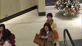赌王女儿何超盈产后正式复工身材有所恢复笑容甜美大方