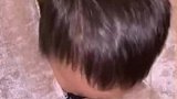 调皮钻洞出不来，笑坏了老母亲