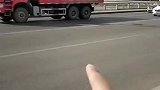 嘚瑟，被撞都不冤