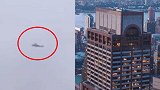 9·11惊魂重现！直升机撞进纽约曼哈顿高楼屋顶 飞行员当场死
