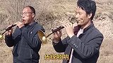 农民唢呐艺人野外吹唢呐，原汁原味的传统唢呐，吹得好听极了