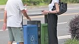 你看，垃圾桶都生气到变形了！