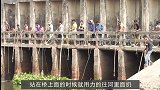 发生在尼泊尔边境一幕，村民全站在桥上，这种操作我是第一见！