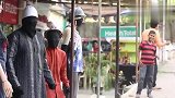 店门口塑胶模特伸手打招呼，妹子反应太有意思了