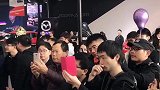 看着这种气场强大的车模小姐姐，真想娶回家，那就好了！