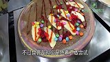小姐姐卖色彩小吃，食客怀疑是色素不敢吃，顾客：不吃让给我们