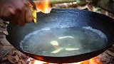 这小伙用福寿螺和猪肉一起煮，满满的一锅吃得满头大汗
