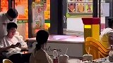 男生坐轮椅被朋友强行和三个女孩拼桌